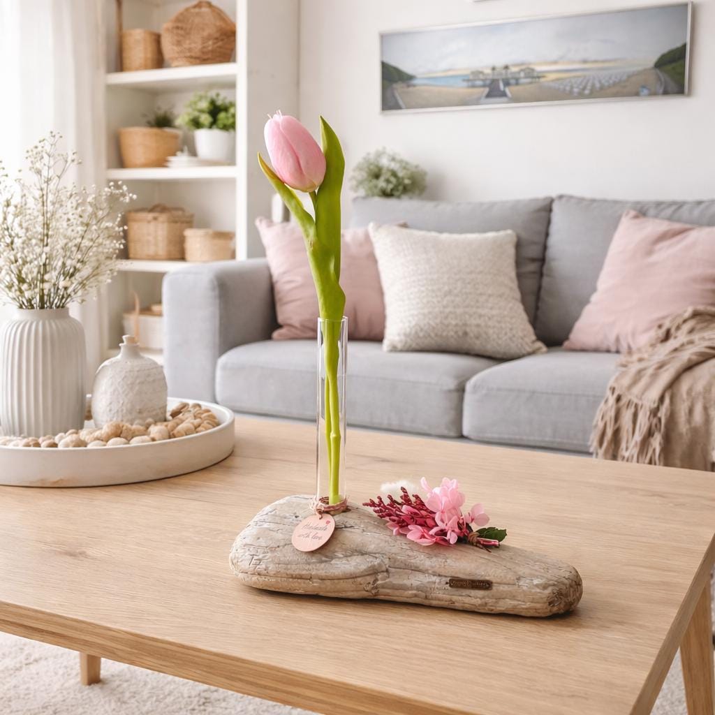 Driftwood Vase mit Reagenzglas im skandinavischen Wohnzimmer, nordische Deko aus Treibholz