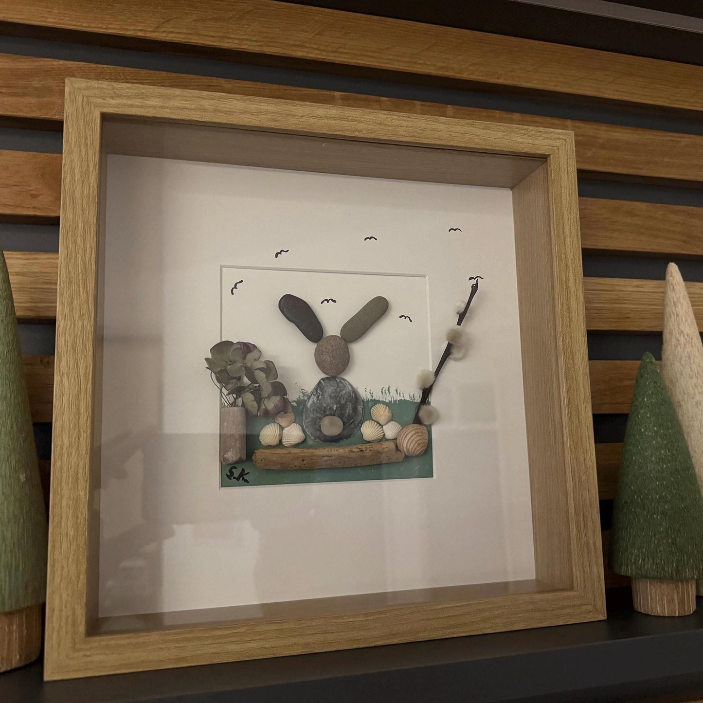 Personalisierbares Steinbild im Holzrahmen 27x27 cm, naturbelassene Steine und Muschelkunst, nordische Wohnraumdeko.