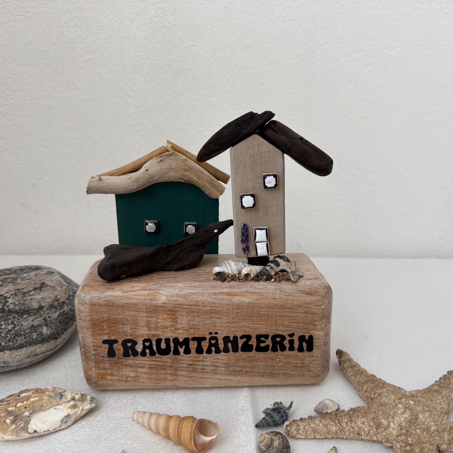 Tischdeko aus Holz & Treibholz „Das Meer ist meine Heimat“ | Maritime Fensterbank Deko | Handmade Nordic Coastal Decor