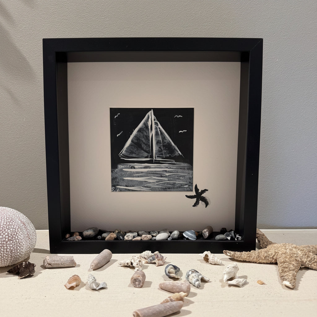 Maritimes Wandbild im Holzrahmen, Segelbootmotiv mit Muschel von Treibholzzauber79