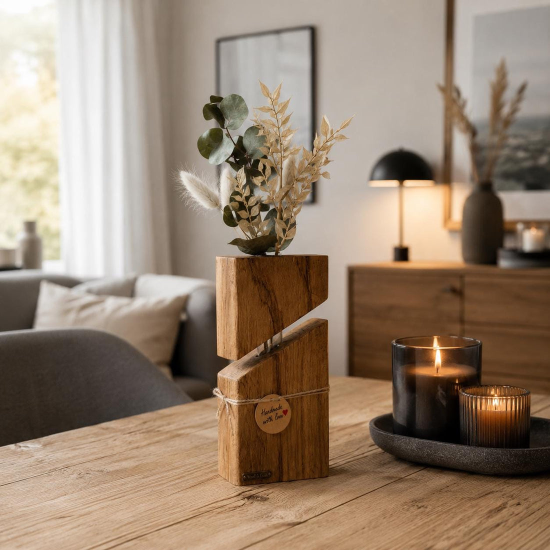 Holzvase aus massiver Eiche mit Reagenzglas als skandinavische Tischdeko im Boho Stil