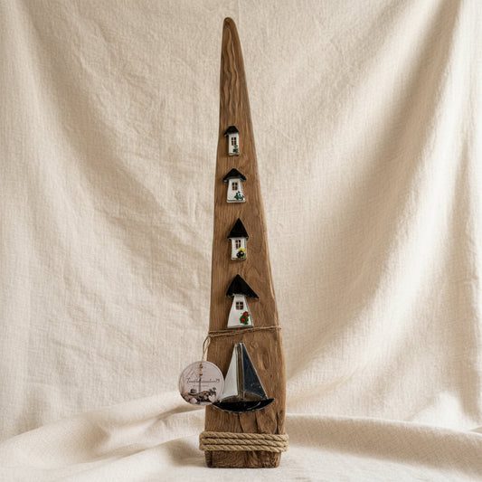 Maritime Treibholz-Stele mit vier weißen Glashäuschen und Segelboot aus Fusingglas