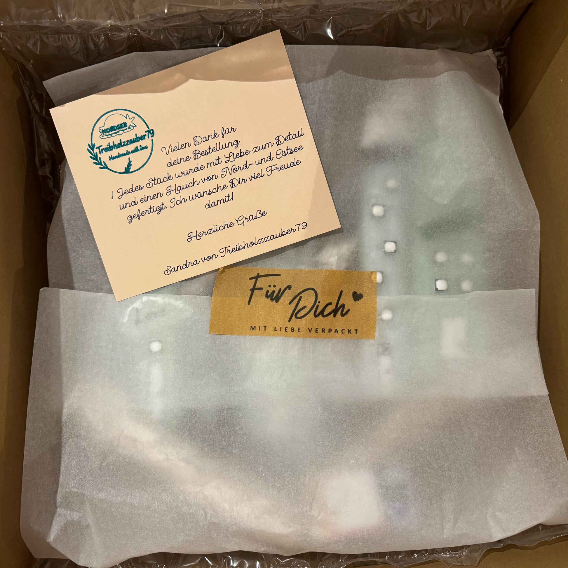Nachhaltig verpackte handgemachte Treibholz Deko in Geschenkverpackung, maritime Küstendeko von Treibholzzauber79.