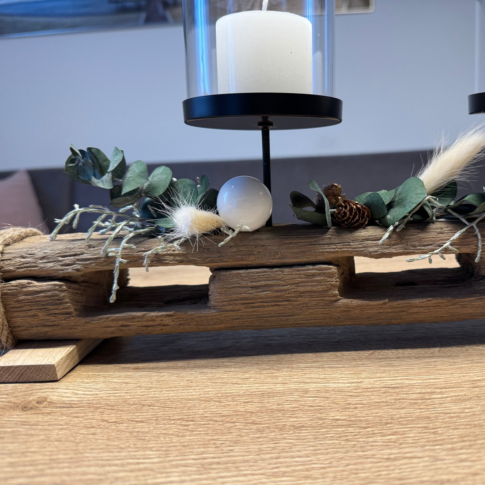 Seitenansicht von einem Treibholz Kerzenhalter 2 flammig mit zwei Glaszylinder weihnachtlich dekoriert von Treibholzzauber79