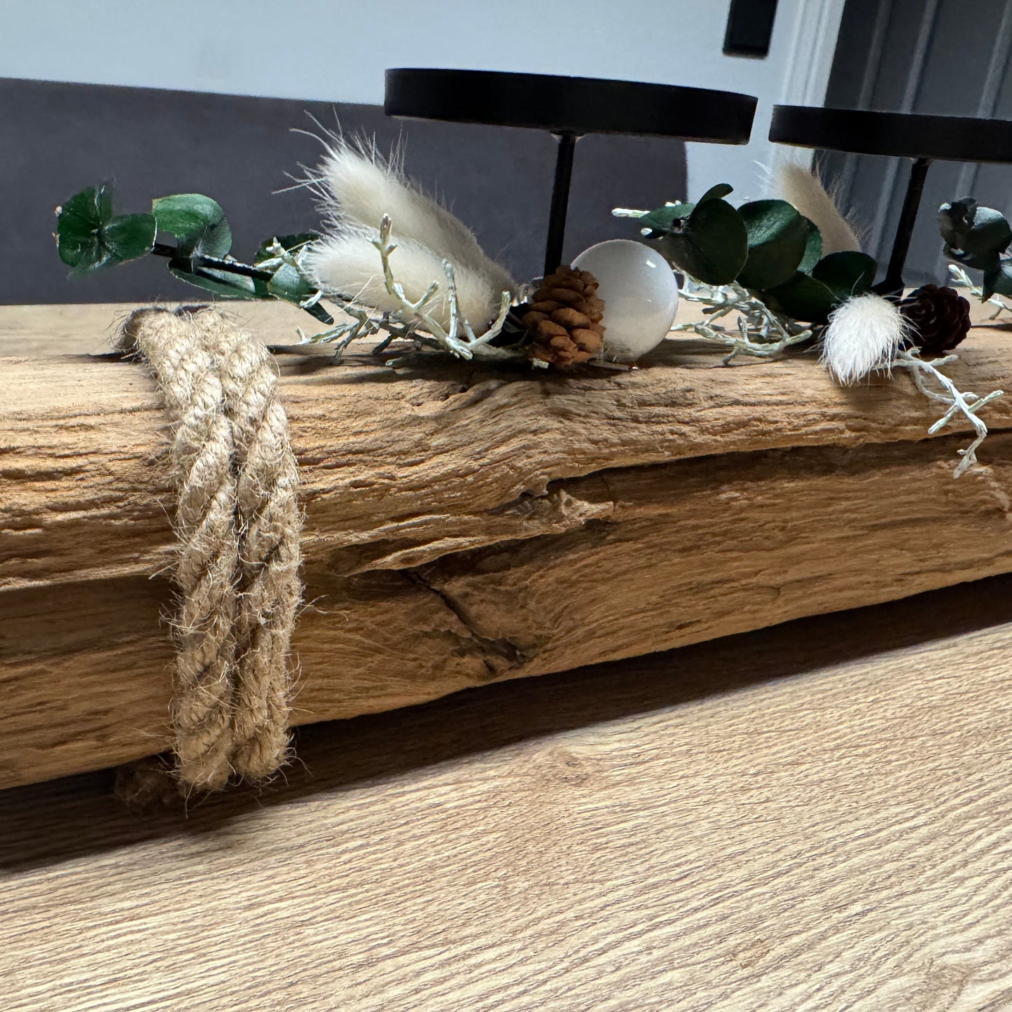 Detailaufnahme eines massiven Treibholz-Kerzenhalters mit naturbelassener Maserung und Taukordel von Treibholzzauber79.