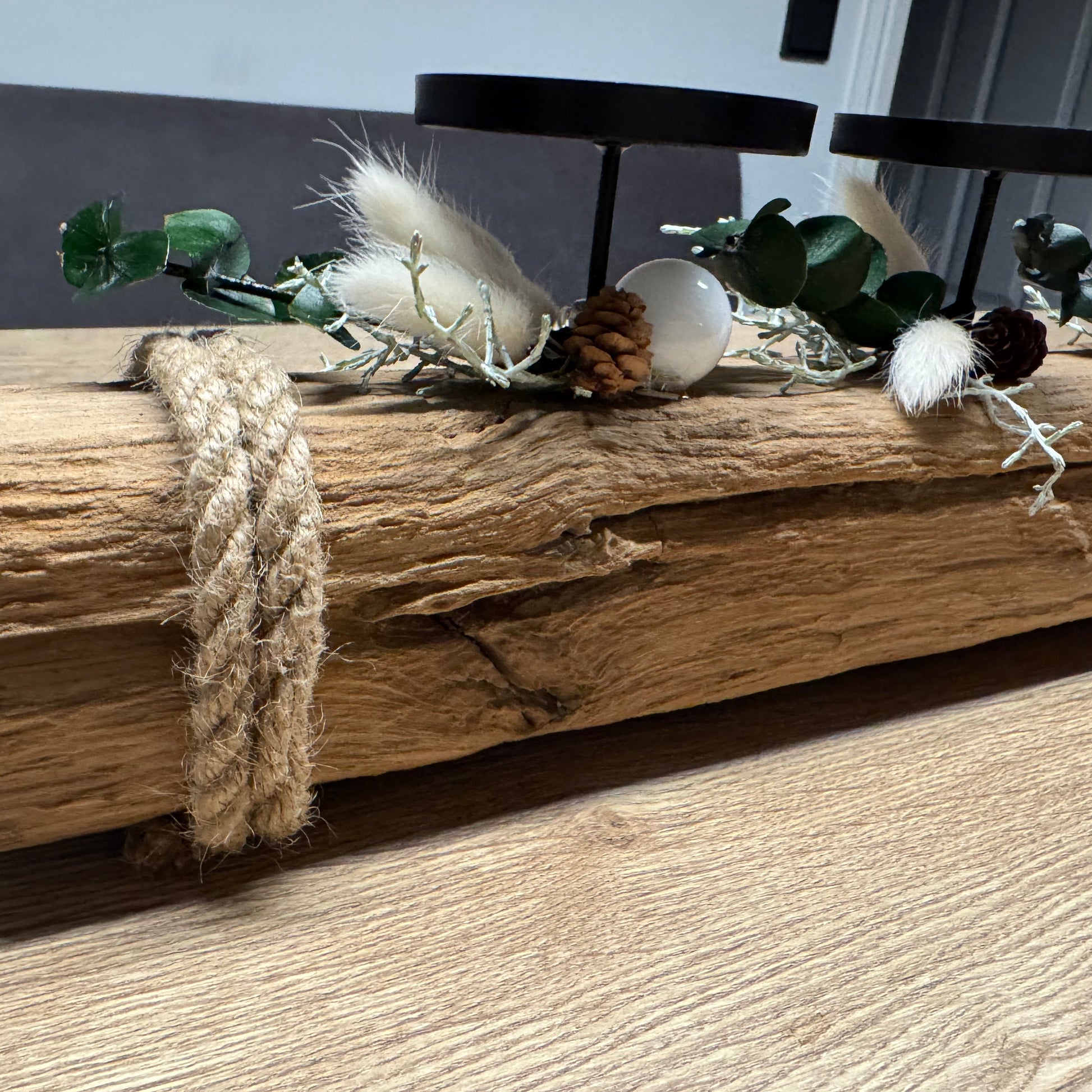 Detailaufnahme eines massiven Treibholz-Kerzenhalters mit naturbelassener Maserung und Taukordel von Treibholzzauber79.