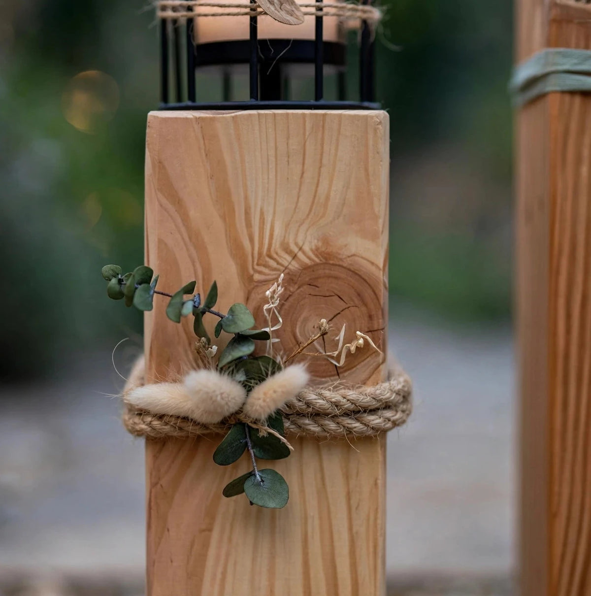 Nahaufnahme vom handgefertigten Windlicht aus massiven Holz 