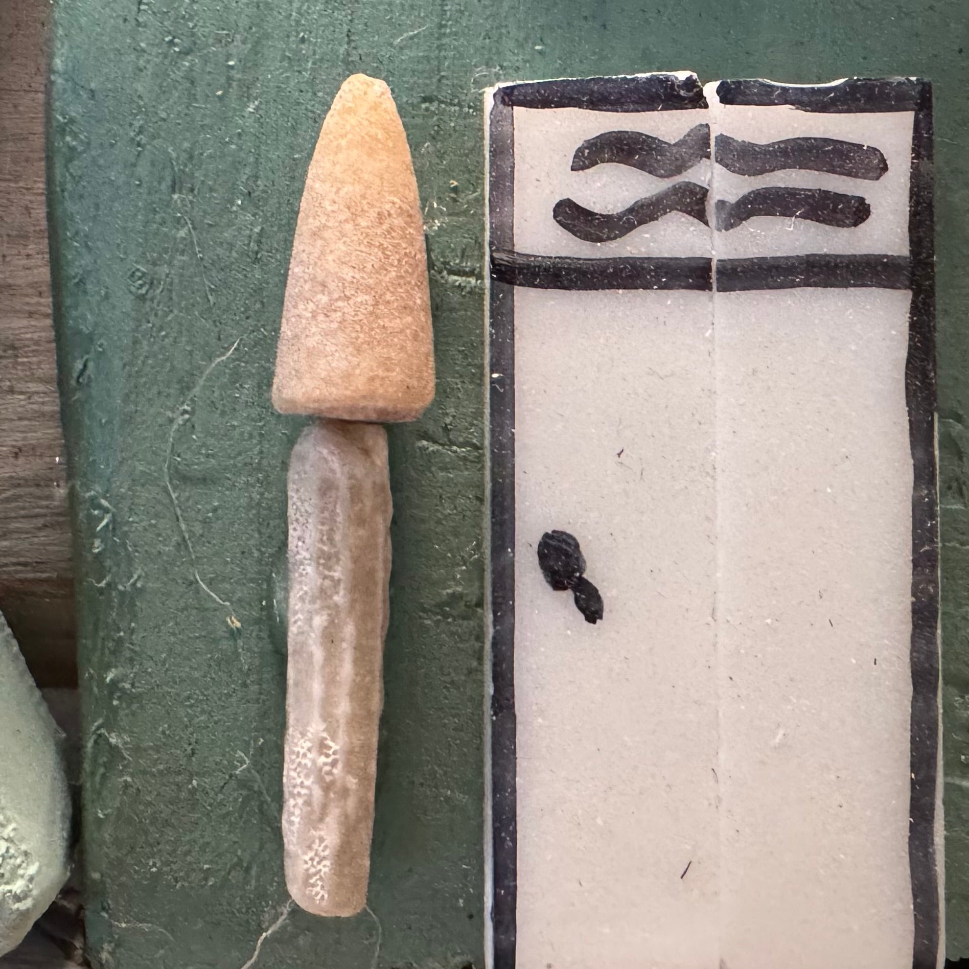 Detailansicht eines maritimen Hauses mit weißer Tür, echtem Fossil und Muschel vom dänischen Strand