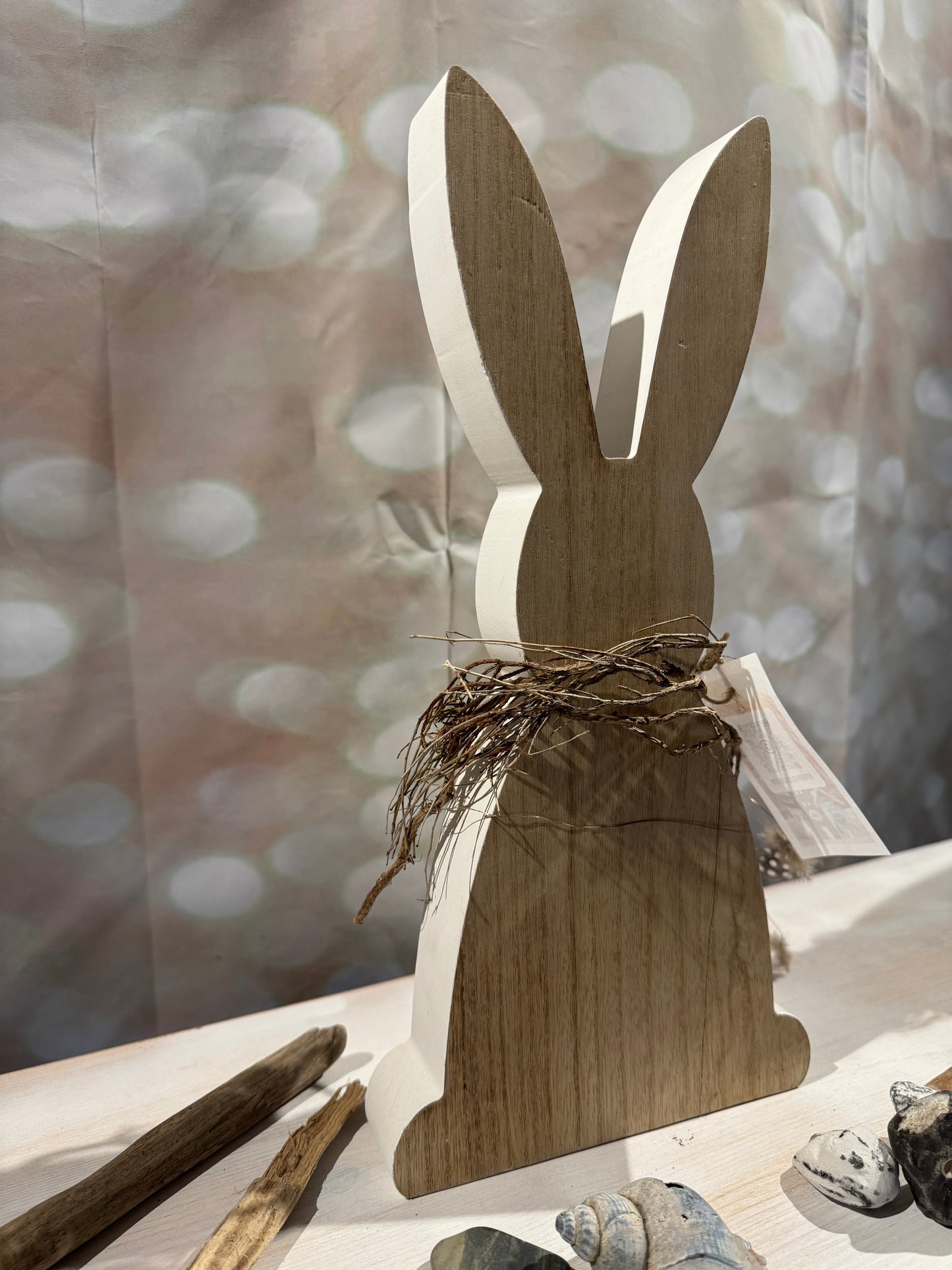Detailansicht Osterhase aus Holz, natürliche Maserung und handgefertigte Oberfläche