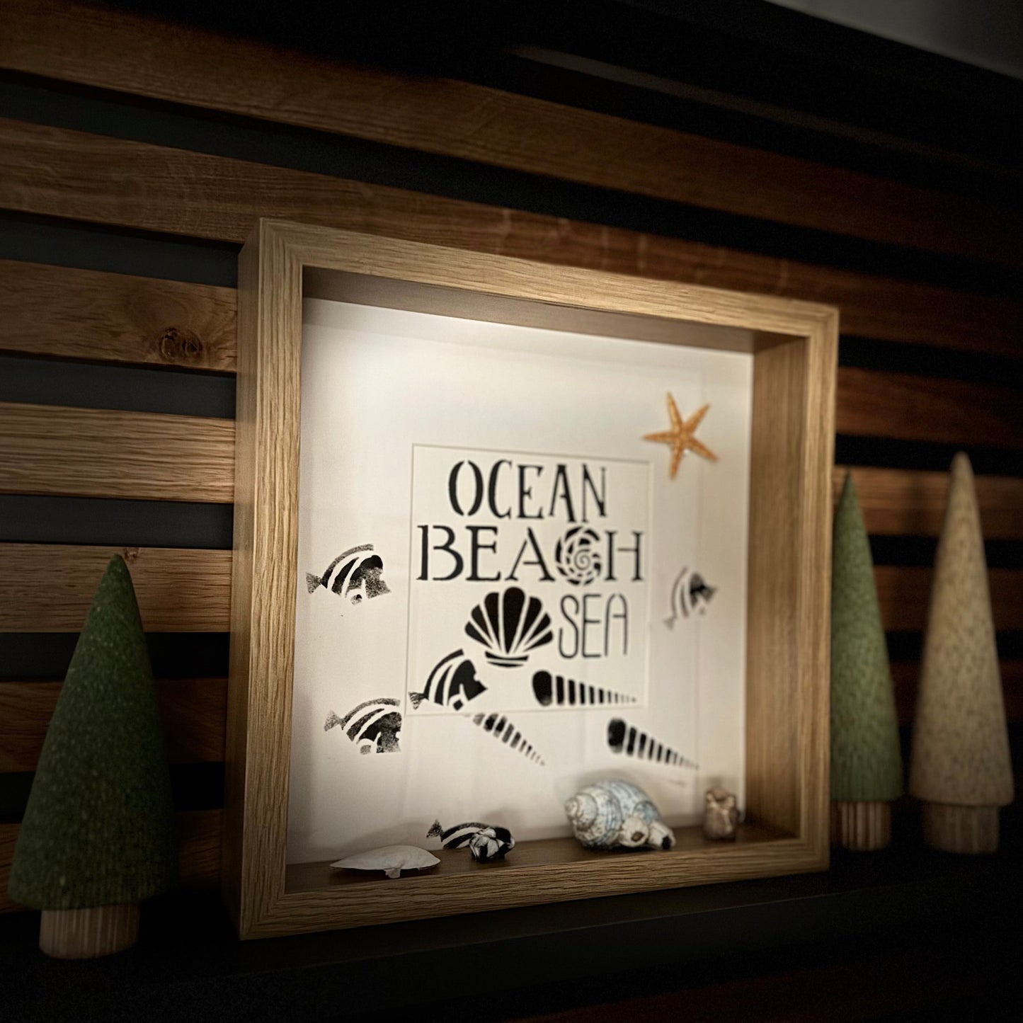 Coastal Wandbild im Holzrahmen, handgemalt mit Muscheln und Meerestieren, maritime Deko im skandinavischen Stil.