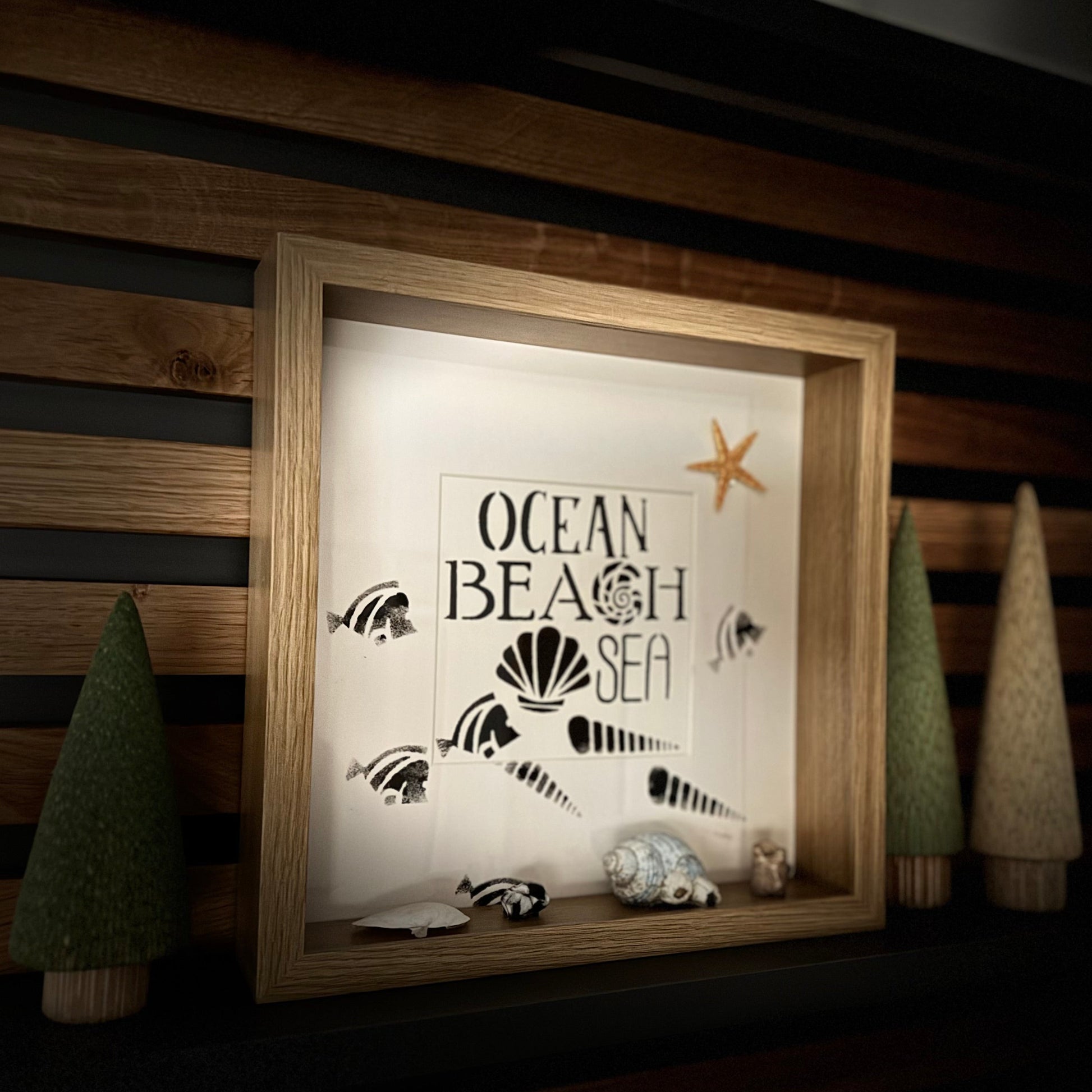 Coastal Wandbild im Holzrahmen, handgemalt mit Muscheln und Meerestieren, maritime Deko im skandinavischen Stil.