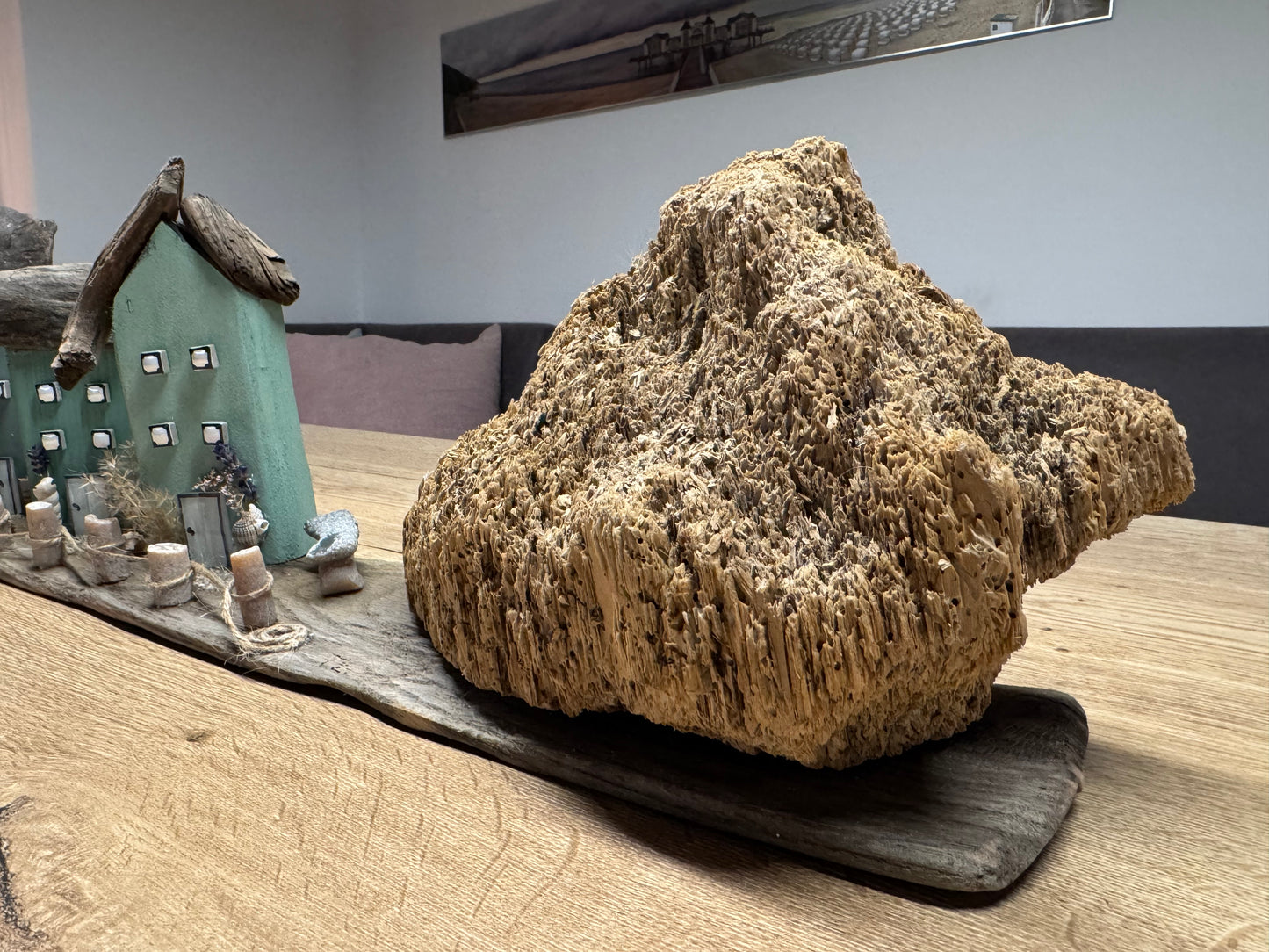 Großes Treibholz Fundstück kombiniert mit maritimer Treibholzkunst.