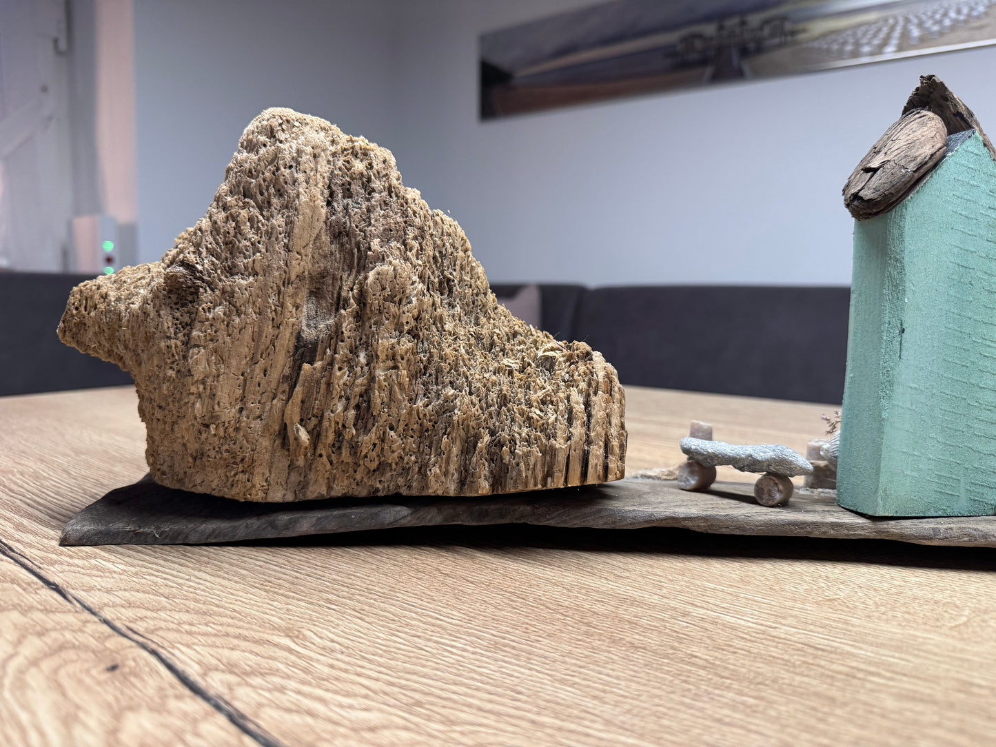 Großes Treibholz Fundstück kombiniert mit maritimer Treibholzkunst.