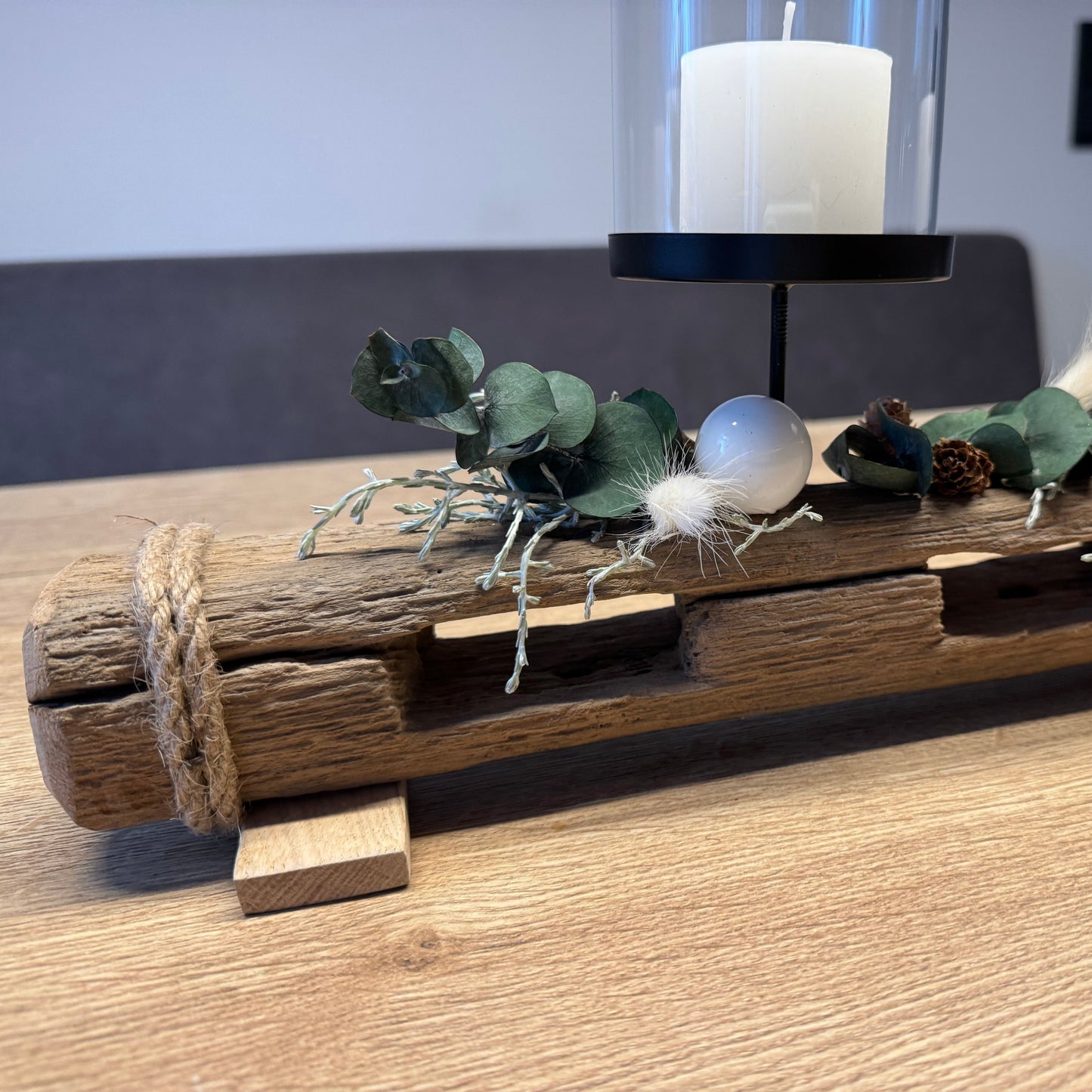 Treibholz Kerzenhalter 2 flammig mit zwei Glaszylinder und weißen Stumpenkerzen weihnachtlich dekoriert von Treibholzzauber79