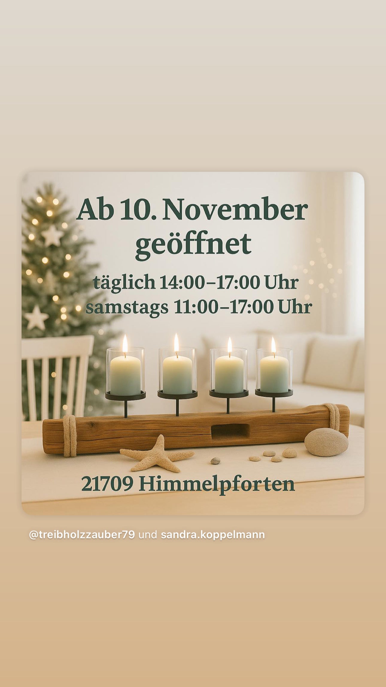 Ein rustikaler Kerzenhalter aus Holz mit vier schwarzen Metallkerzenschalen von Treibholzzauber79