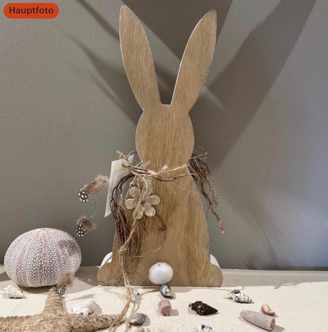 Osterhase aus Holz mit maritimer Deko, warme Lichtstimmung und weiche Naturtöne