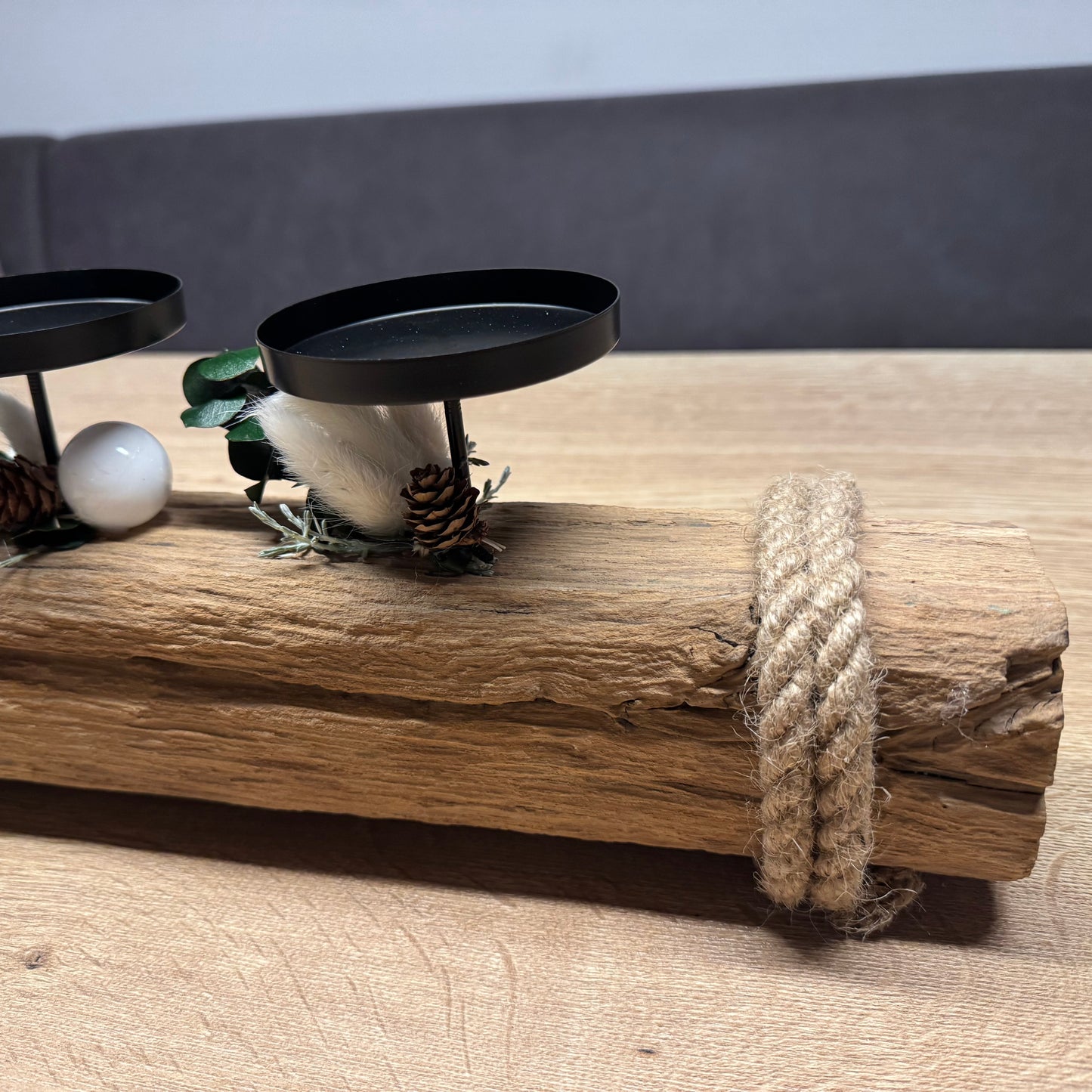 Detailaufnahme eines massiven Treibholz-Kerzenhalters mit naturbelassener Maserung und Taukordel von Treibholzzauber79.