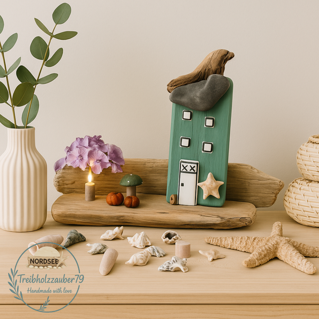 Handgemachtes Treibholz Haus aus echtem Treibholz als Küstenmotiv auf einem Sideboard im Skandinavischen Raum