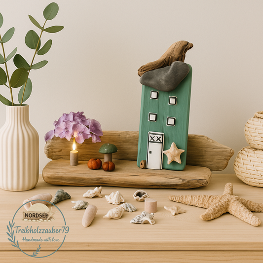 Handgemachtes Treibholz Haus aus echtem Treibholz als Küstenmotiv auf einem Sideboard im Skandinavischen Raum