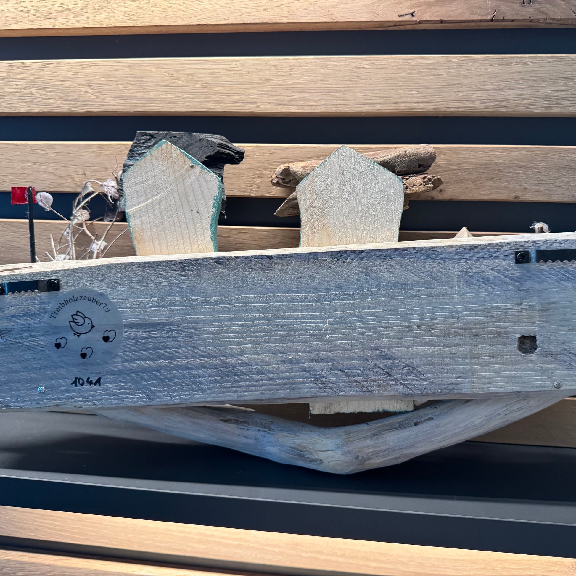 Rückansicht der maritimen Wanddeko mit stabiler Holzplatte und integrierter Aufhängung