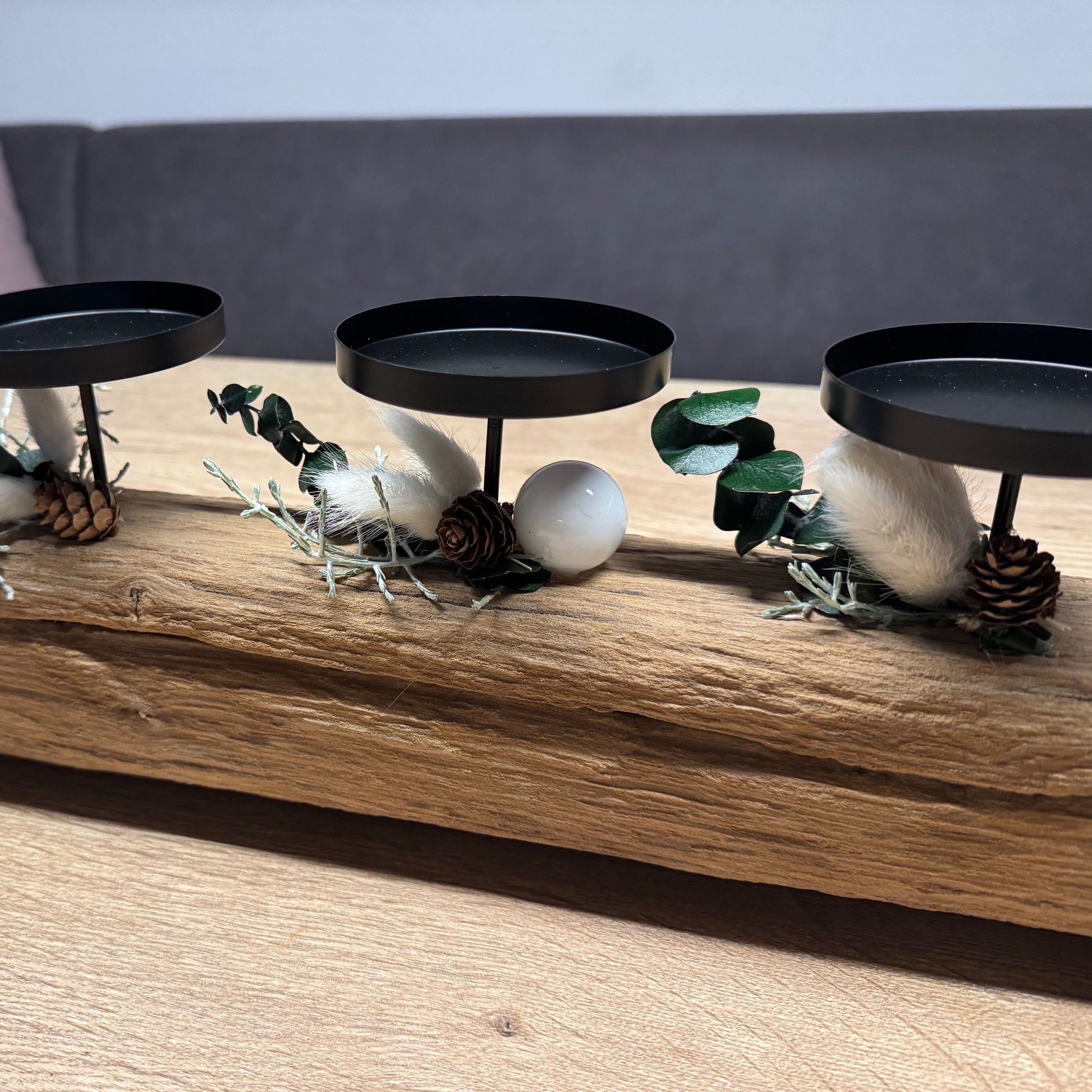 Handgemachter Treibholz-Kerzenhalter mit vier Glaszylinder, Eukalyptus und winterlicher Deko von Treibholzzauber79.