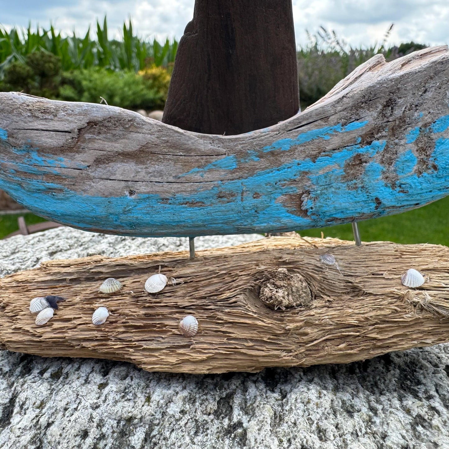 Detail Treibholz Segelboot mit Muscheln, maritime Holzdeko mit natürlicher Struktur von Treibholzzauber79