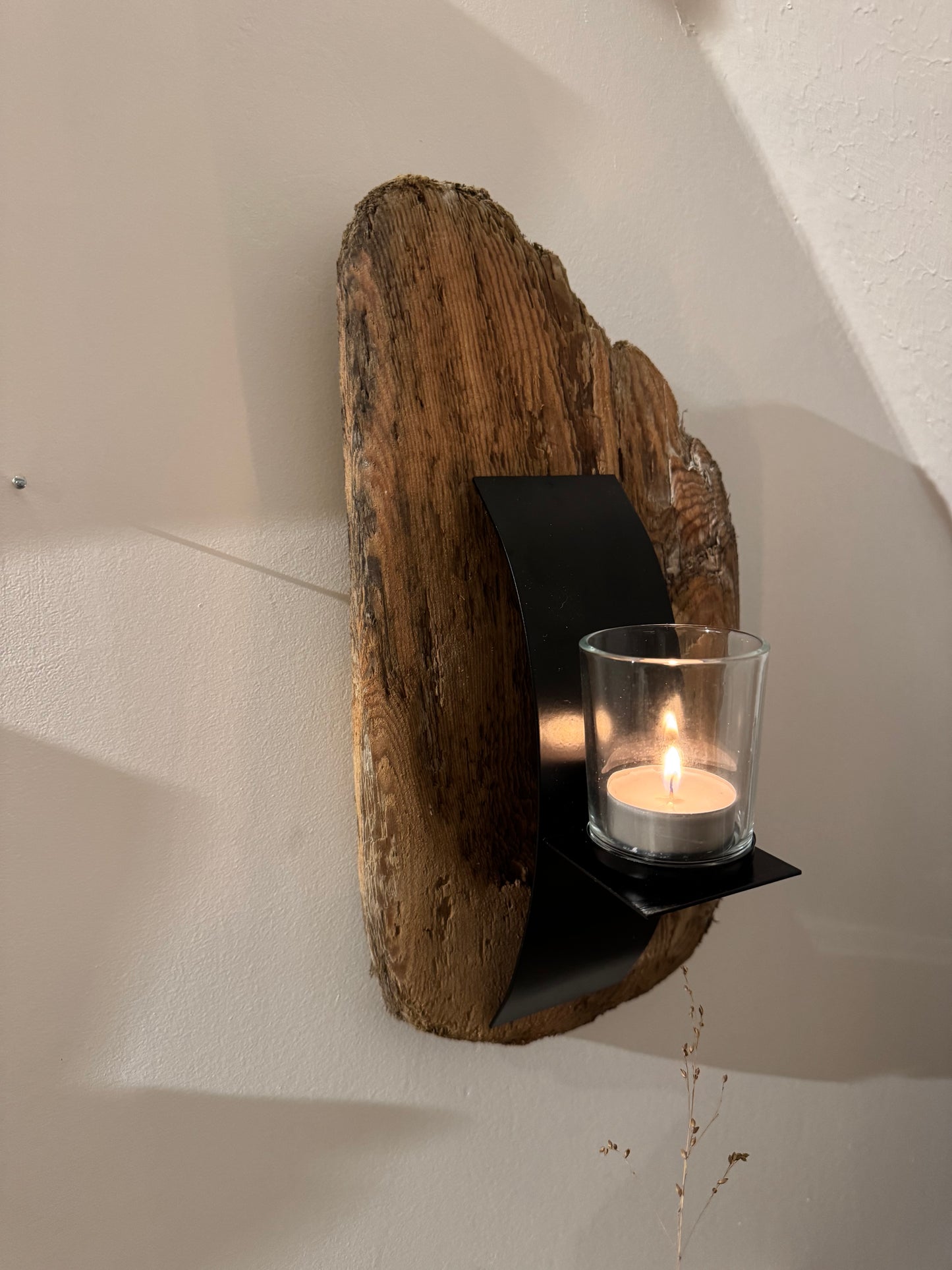 Detailansicht Treibholz Kerzenhalter an der Wand, rustikale Holzmaserung und Glas mit Kerze