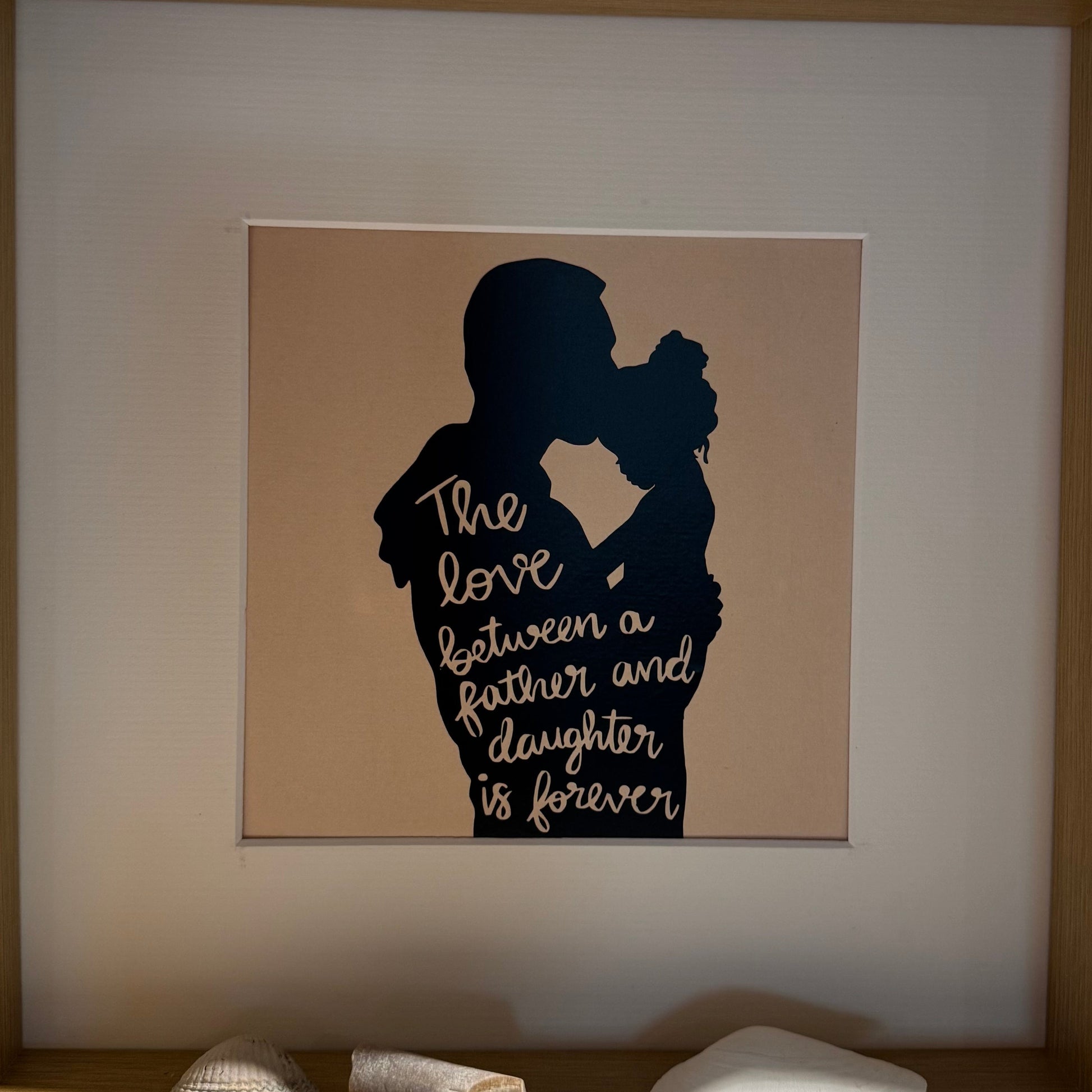 Detailaufnahme Holzrahmen Shadowbox mit Vater Tochter Silhouette und liebevollem Spruch