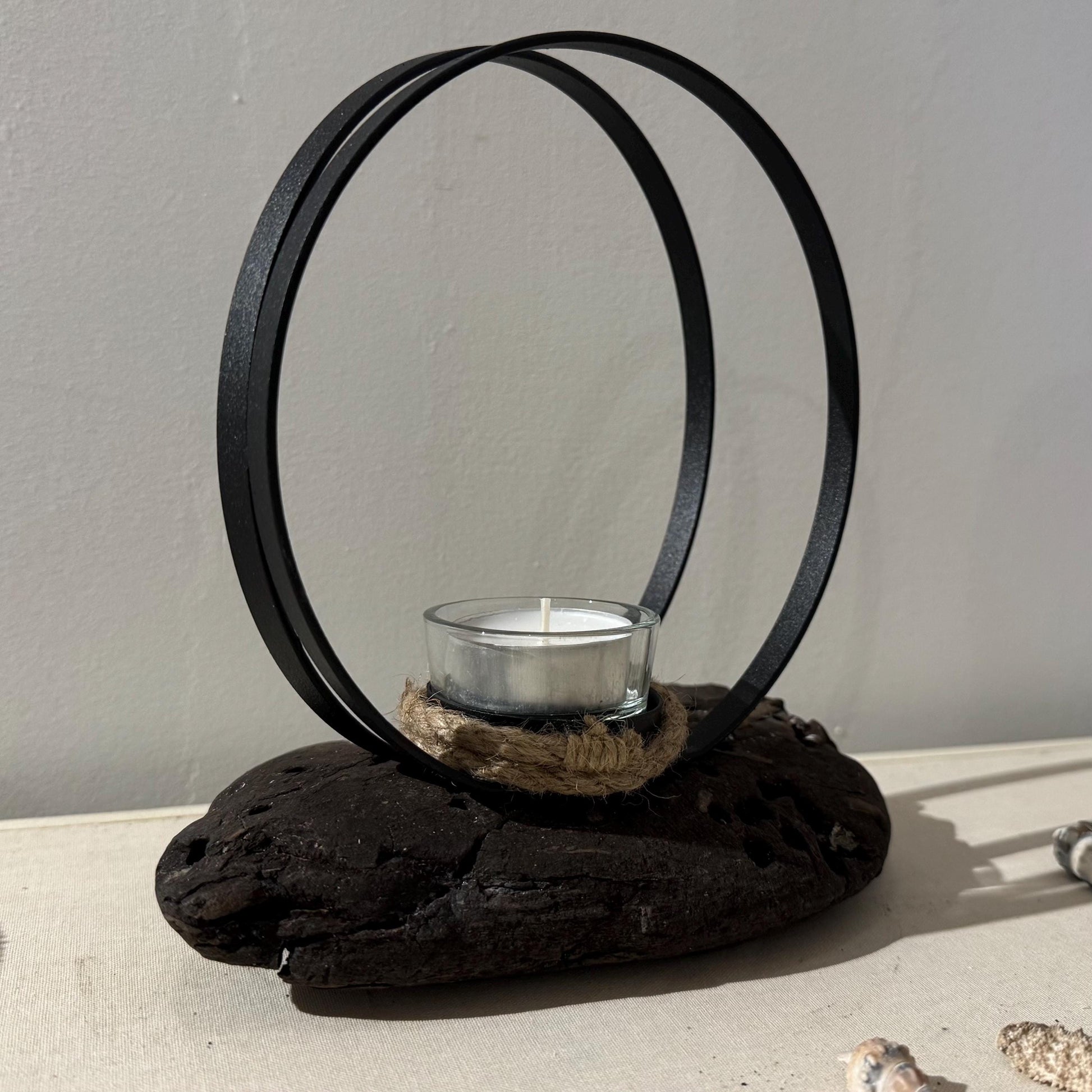 Detail des Metallrings und der Befestigung im Doggerland Treibholz Sockel