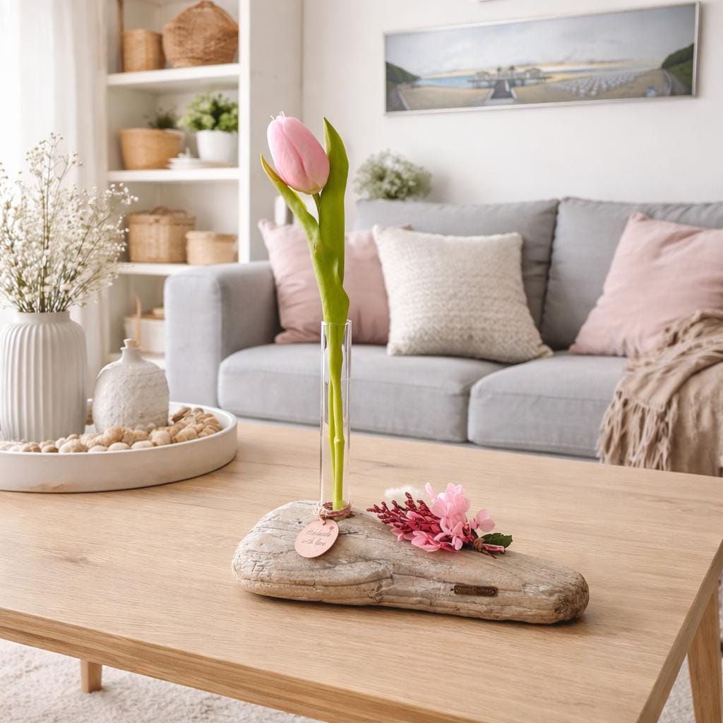 Driftwood Vase mit Reagenzglas im skandinavischen Wohnzimmer, nordische Deko aus Treibholz von Treibholzzauber79