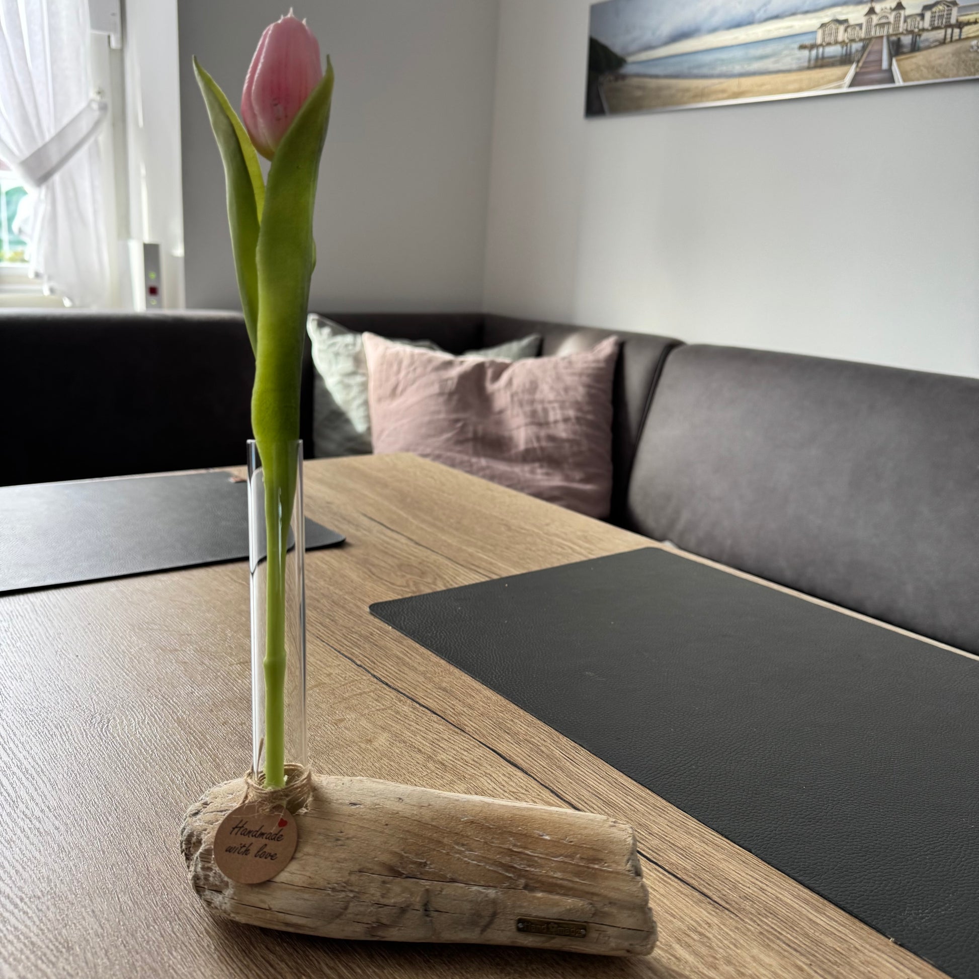 Driftwood Vase aus Treibholz mit Glasröhrchen und Tulpe, Detailaufnahme der natürlichen Holzstruktur, handgefertigte maritime Dekoration