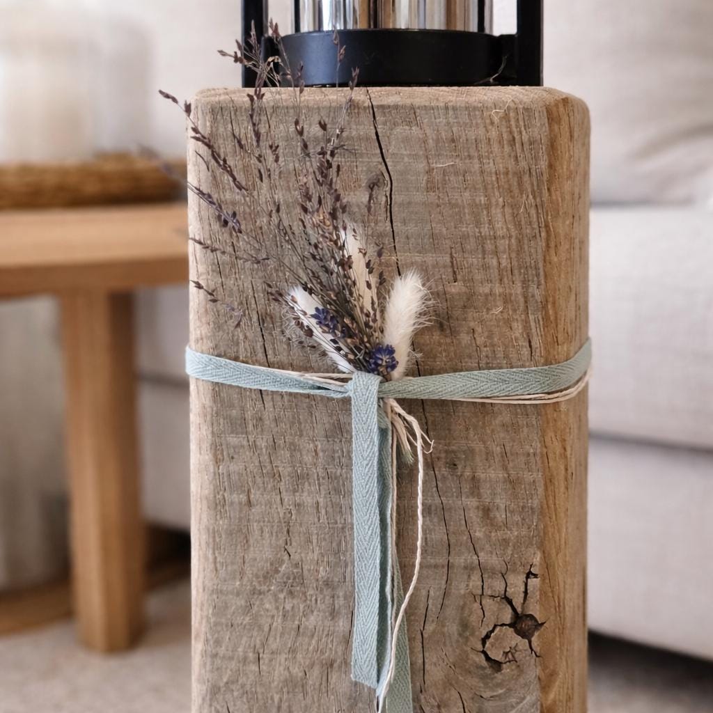 Detailaufnahme Eichenholz Kerzenhalter mit Trockenblumen, Band und natürlicher Holzoberfläche