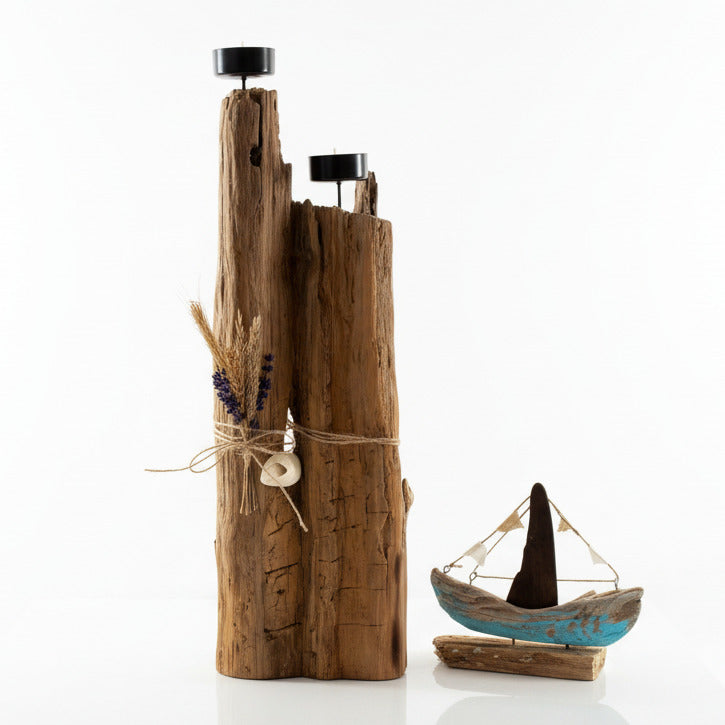 Ein rustikaler Kerzenhalter aus Holz mit zwei schwarzen Metallkerzenschalen. Das Naturholz ist mit Weizen verziert.