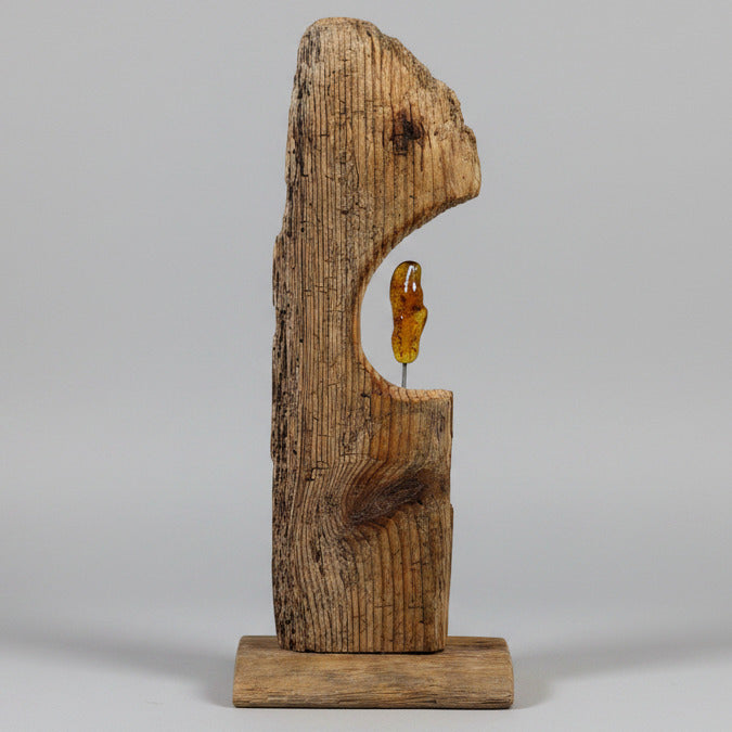 Eine rustikale Holzskulptur mit natürlicher, verwitterter Optik und mit Bernstein von Treibholzzauber79