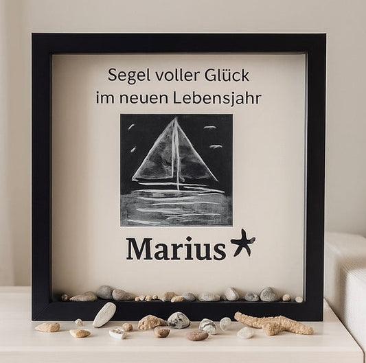 Personalisierter Bilderrahmen mit maritime Deko handgemalt. Gerahmtes Kunstwerk mit schwarzem Rahmen und einem Segelboot.