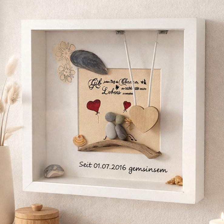 Personalisierter Bilderrahmen mit Steinen und Herzmotiv als Geschenk für Paare oder besondere Erinnerungen