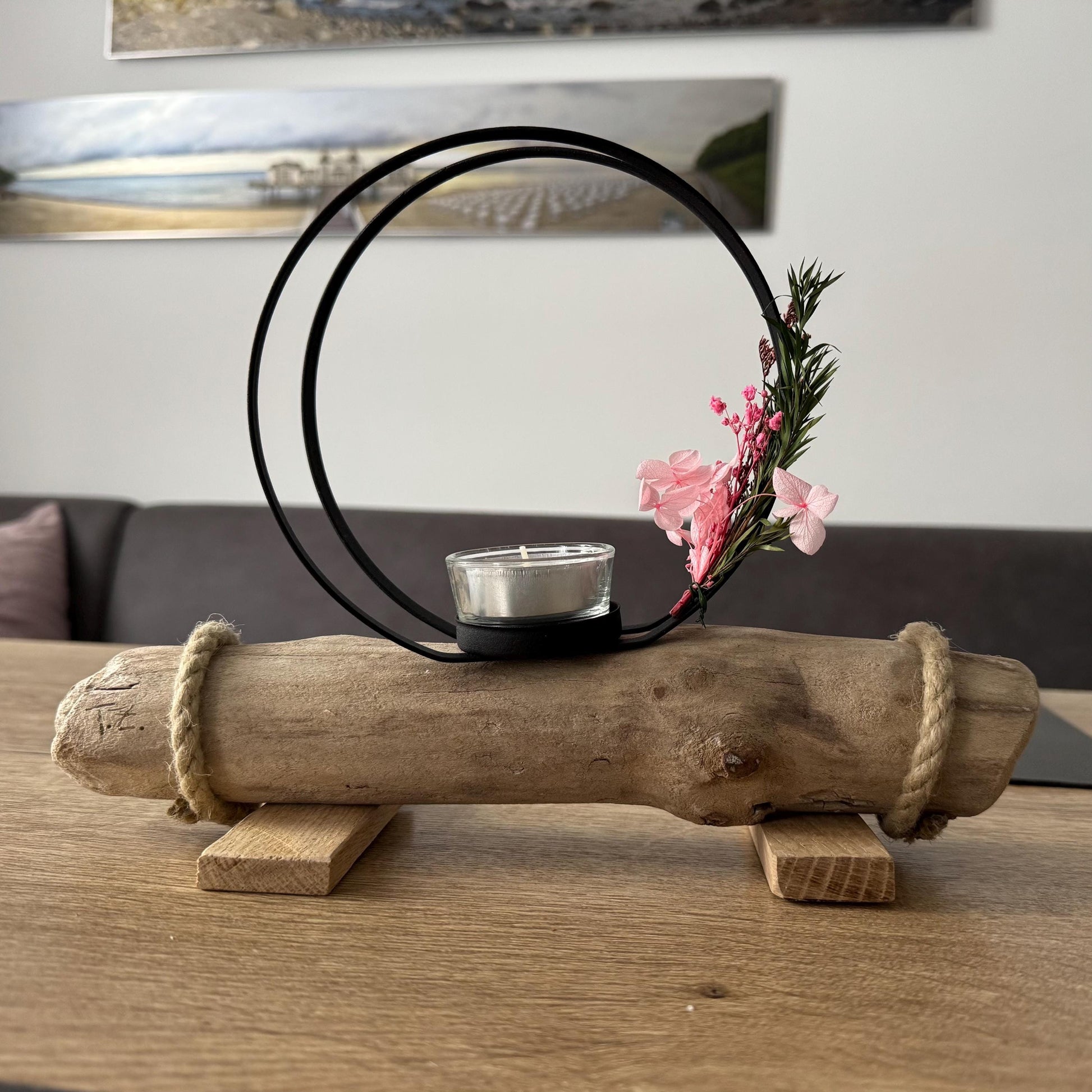 Nahaufnahme der Treibholzstruktur mit Glas-Teelicht und Metallring, natürliche maritime Wohnaccessoires von Treibholzzauber79