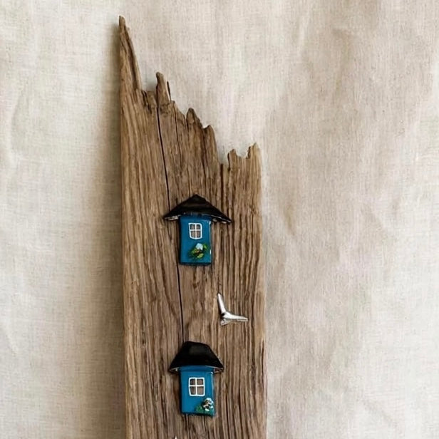 Detail oberer Teil Treibholz Wandbild 67cm mit 2 blauen Mini-Häuschen schwarzes Dach weiße Fenster - rustikales Treibholz