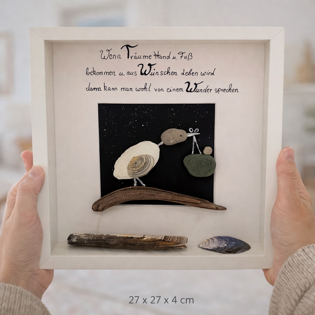 Hand hält maritimes Steinbild im Rahmen 27 x 27 cm mit Muschel, Steinen und Treibholz – handgemachte Küstendeko