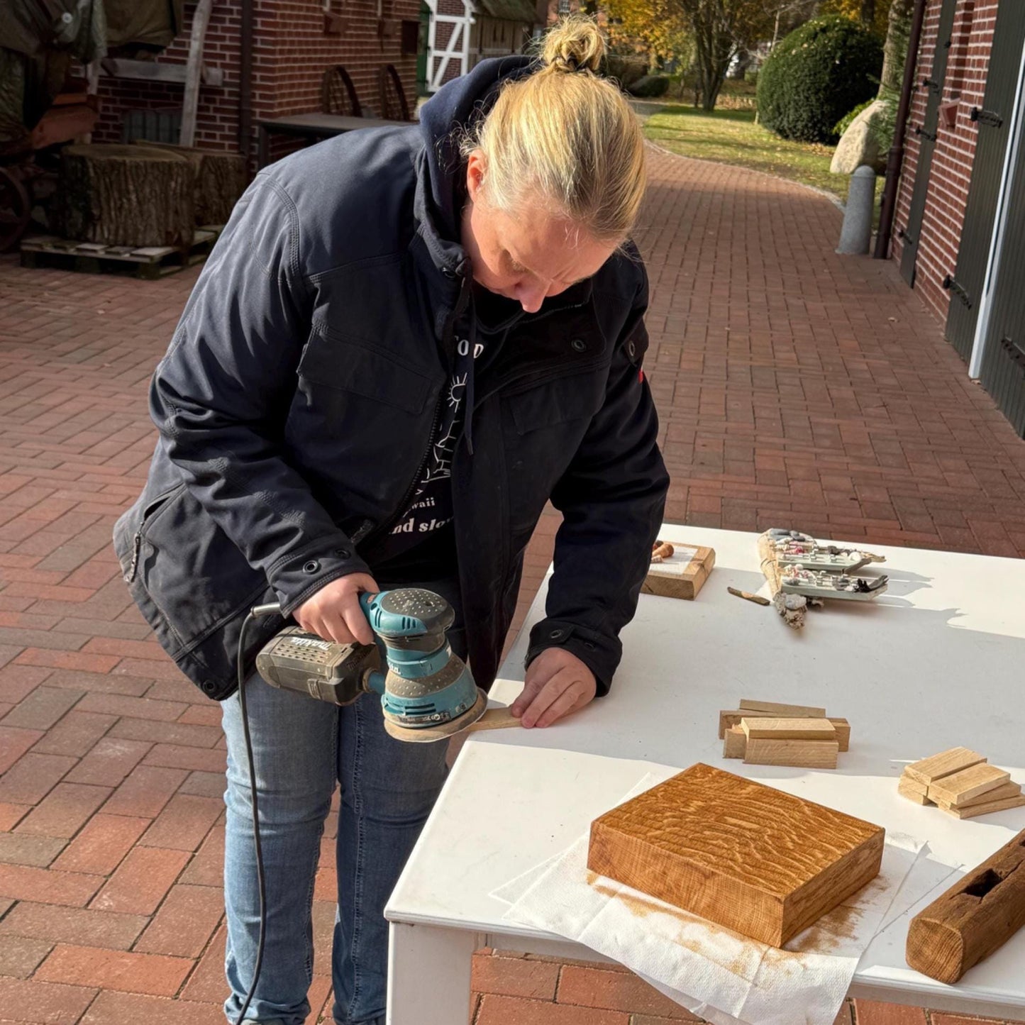 Handarbeit Holzdeko Kerzenhalter aus massiver Eiche wird geschliffen, Herstellung Treibholzzauber79