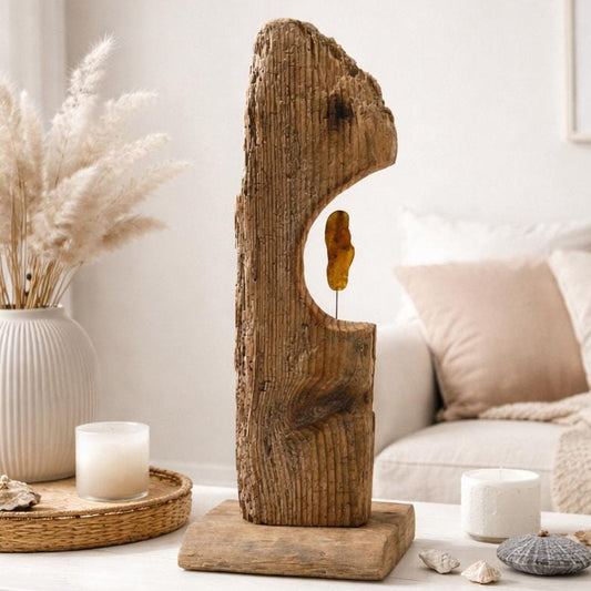 Handgefertigte Treibholz Skulptur mit Bernstein als maritime Wohnraumdeko in hellem skandinavischem Interieur