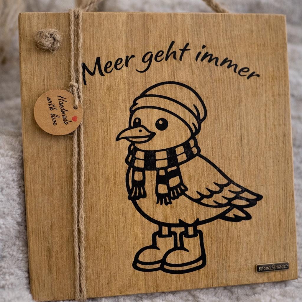 Handgefertigte maritime Holzdeko mit Möwe Milo und Meer Spruch als Geschenkidee von Treibholzzauber79