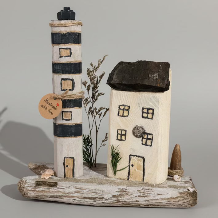 Handgefertigter Leuchtturm aus Treibholz mit schwarz weißen Streifen, Donnerkeil im Küstenstil