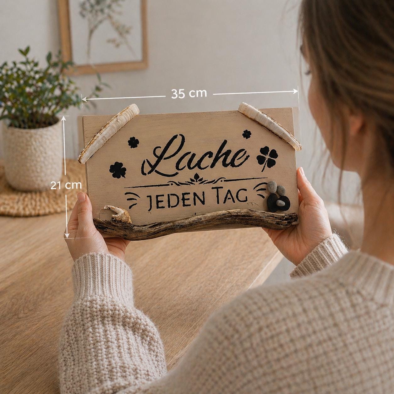 Handgefertigtes Holzschild aus Eichenholz wird in der Hand gehalten, maritime Deko mit Treibholz und Muscheln
