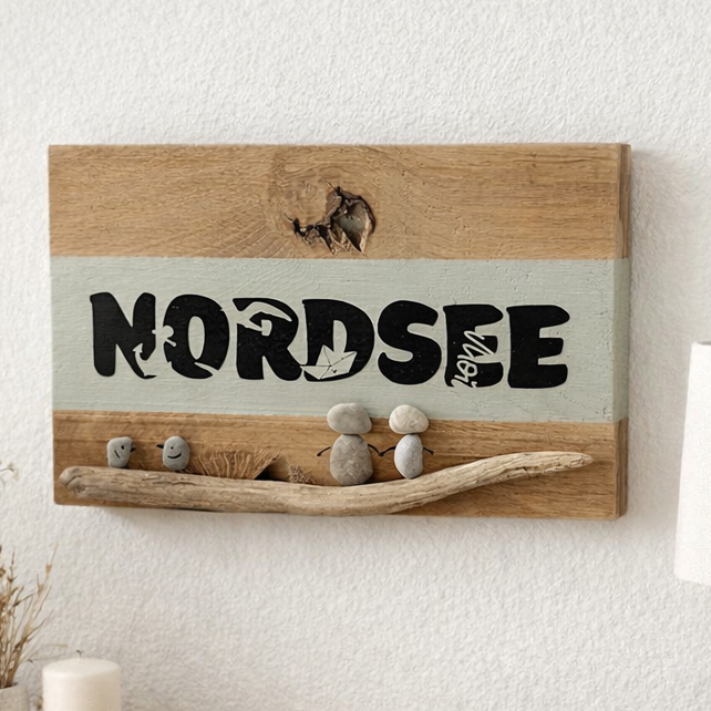 Handgefertigtes Nordsee Wandbild aus Eichenholz mit Steinfiguren und Treibholz in hellem skandinavischem Wohnraum