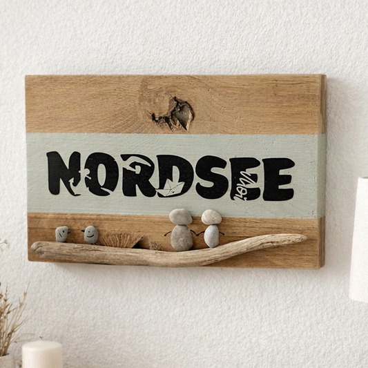 Handgefertigtes Nordsee Wandbild aus Eichenholz mit Steinfiguren und Treibholz in hellem skandinavischem Wohnraum