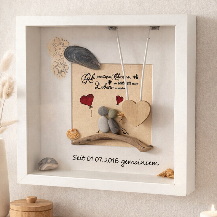 Handgefertigtes Steinbild Liebespaar im Rahmen in skandinavischem Wohnzimmer, Paar aus Kieselsteinen mit Holzherz und Spruch