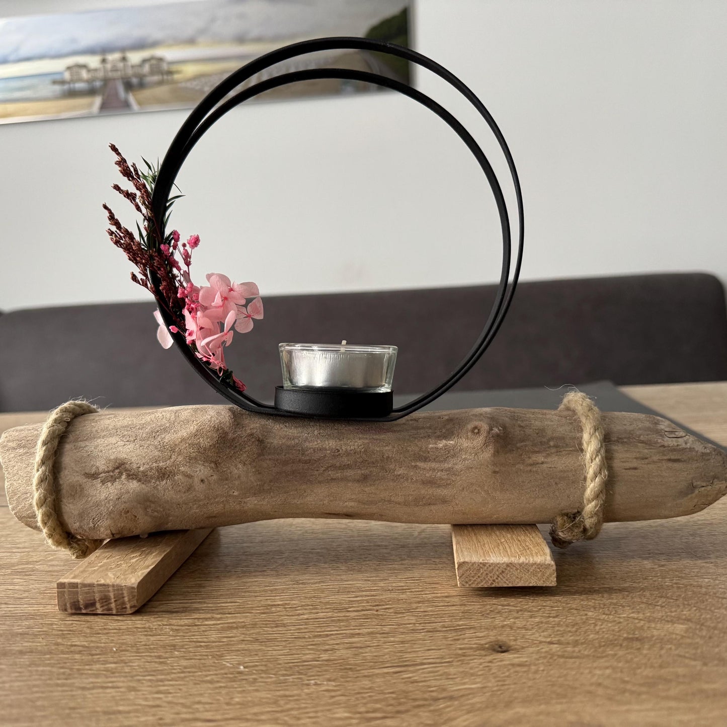 Handgemachter Kerzenhalter aus Treibholz mit schwarzem Metallring und Glas-Teelicht, nordische Wohnraumdeko