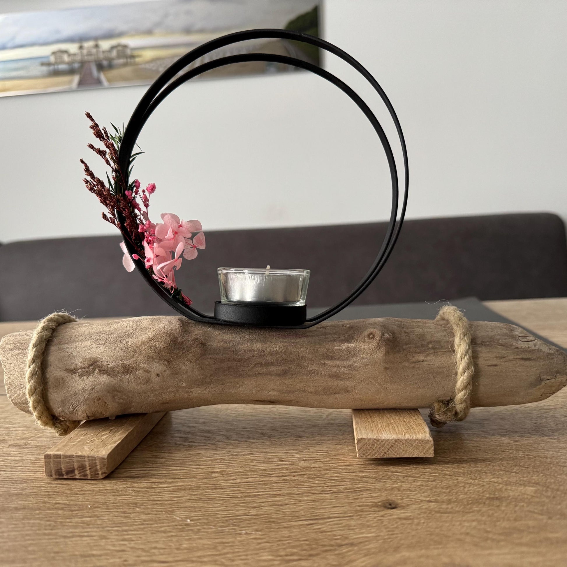Handgemachter Kerzenhalter aus Treibholz mit schwarzem Metallring und Glas-Teelicht, nordische Wohnraumdeko