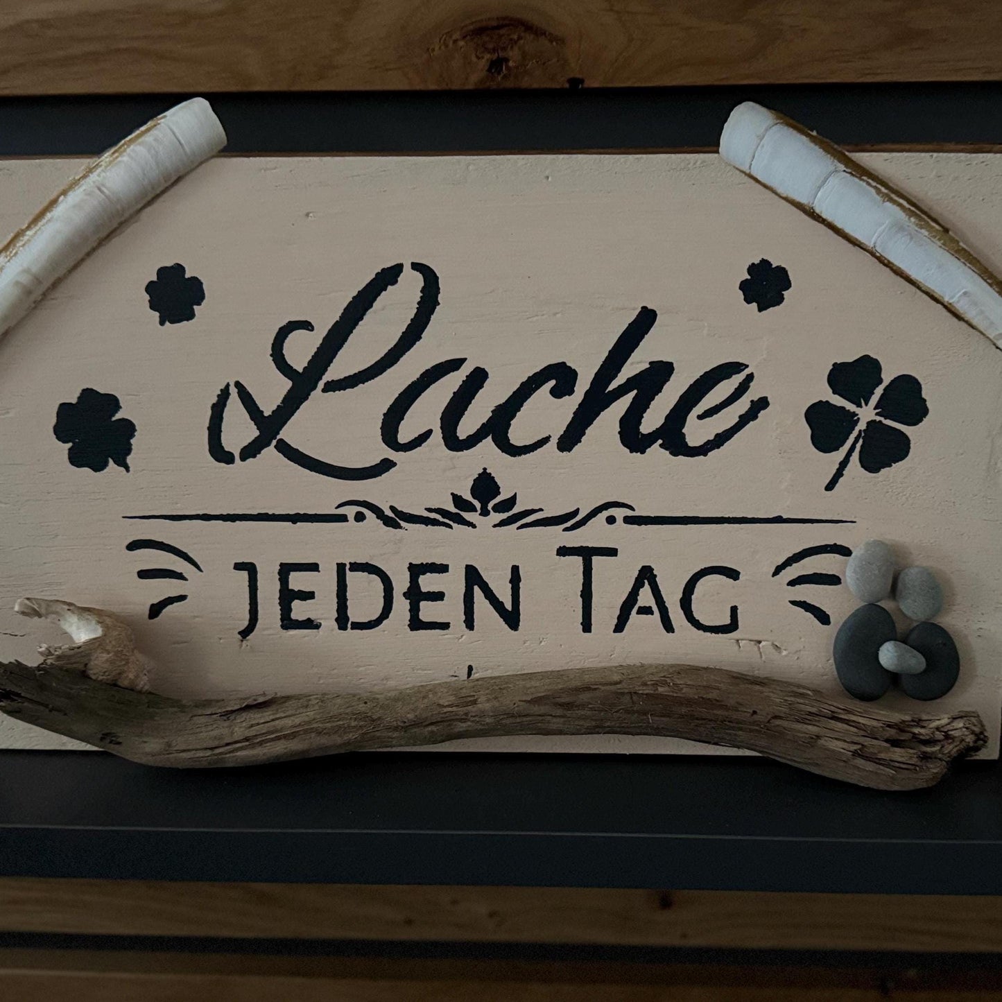 Handgemachtes Holzschild Lache jeden Tag aus alter Eiche mit Treibholz, Muscheln und Steinen